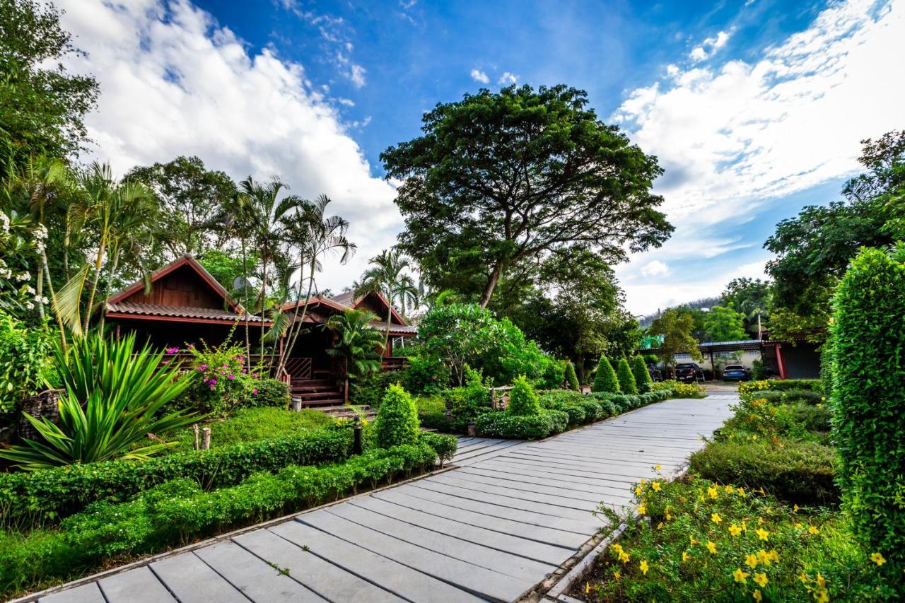 Ruan Kanchanok Hotel Pakchong Exterior photo